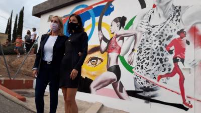 La alcaldesa i Marta Galimany, davant del mural. FOTO. Ajuntament de Valls&nbsp;