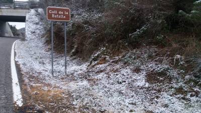 En la carretera que une La Selva del Camp con Vilaplana ya se han podido ver algunos copos de nieve. Foto: &Agrave;ngel Juanpere