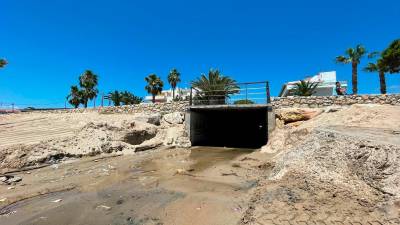 Los últimos temporales han colapsado de arena la salida del canal de la zanja. Foto: Cedida