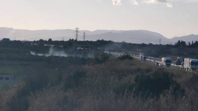 El incendio de Constantí, al lado de la autopista AP-7. Foto: Àngel Juanpere