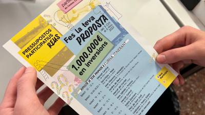 El consistorio ha empezado a distribuir folletos informativos del proceso. FOTO: Alfredo González