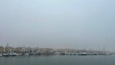 Cambrils, bajo la niebla. Foto: Júlia Vernet