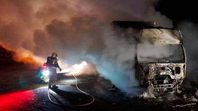 Un incendi destrueix un camió a Deltebre