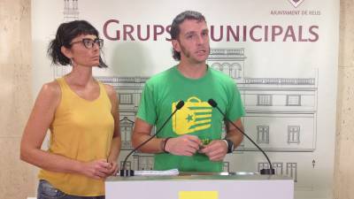 Los concejales de la CUP, Marta Llorens y Oriol Ciurana, han denunciado la opacidad de las negociaciones.
