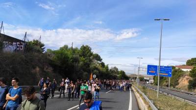 Imagen de los manifestantes en la A-7 en Tarragona. FOTO: N. R.