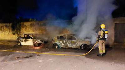 Los dos coches quedaron totalmente quemados. Foto: Bombers
