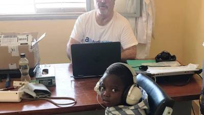 Paco Agulleiro mide la pérdida de audición de un niño de Burkina Faso. FOTO: paco agulleiro