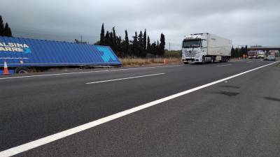 El camión accidentado hoy y, a la izquierda, el del viernes. Foto: DT