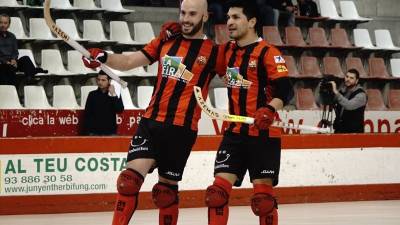 Raül Marín y Matías Platero celebran uno de los goles de ayer en Vic. Foto: Reus Deportiu