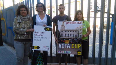 Els membres de la CUP de Reus davant l'escola Pompeu Fabra. Foto: ACN