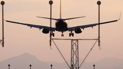 Un avión aterrizando en el Aeropuerto de Reus en una imagend e archivo. FOTO: PERE FERRÉ