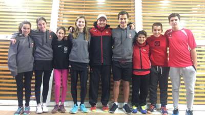 Varios de los jugadores y jugadoras del Club Tennis Tarragona, el único club provincial que compite en 1a femenina y masculina, junto a su entrenador Alex Parés.FOTO: DT