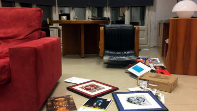 Imatge de les destrosses al despatx del secretari d'Universitats, amb un sofà per terra. Foto: ACN