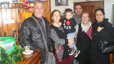 La propietaria del Bar Gil, Eva (con el niño en brazos) y algunos de los agraciados. Foto: JMB