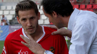 Marc Martínez recibe instrucciones del técnico Vicente Moreno durante un encuentro de esta temporada en el Nou Estadi. Foto: Lluís MIlián
