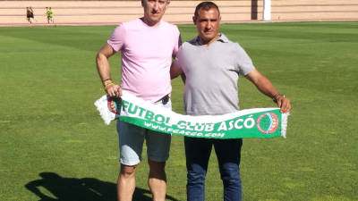 Leo, junto al presidente del Asc&oacute;, Andreu Mu&ntilde;oz, en junio de 2018. FOTO: FC Asco