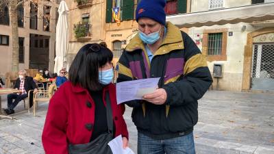 Una voluntaria y un usuario de la Comunitat de Sant Egidi cantan un villancico. FOTO:CEDIDAEN EL COMEDOR SOCIAL DE BONAVISTA LA COCINA TRABAJA A DESTAJO. FOTO: ÀNGEL ULLATE