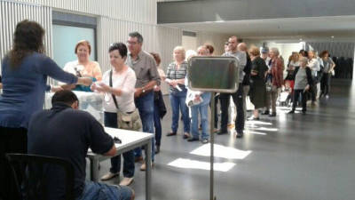 Cua a la mesa electoral del centre cívic de Ferreries per votar. Foto: M.Millan