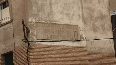 La placa més visible, a l´avinguda Comarques Catalanes, amb el símbol franquista esborrat. Foto: Cedida