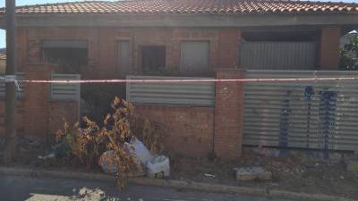 Casa perimetrada por Bombers ante la presencia de los dos nidos de avispa asi&aacute;tica. FOTO: JMB
