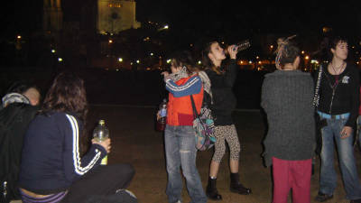 Un grupo de jóvenes celebra un botellón en un parque de Girona. FOTO: ACN