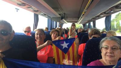 Asistentes a la manifestaci&oacute;n, en uno de los autocares de Tarragona. Foto: Octavi Saumell