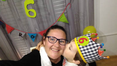 La Vanessa, amb el seu fill, celebrant el seu aniversari durant el confinament. FOTO: ACN
