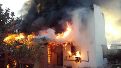 El fuego salió por una ventana del garaje y llegó a una pérgola de madera, que ardió en su totalidad. Las llamas no afectaron la casa. FOTO: POLICIA LOCAL
