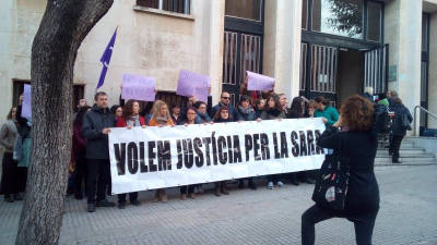 Familiars i amics de Sara Lozano s'han concentrat aquest matí a Tarragona per demanar justícia amb el suport del col·lectiu feminista de Tarragona Cau de Llunes. Foto: Twitter @CauDeLlunesAftr