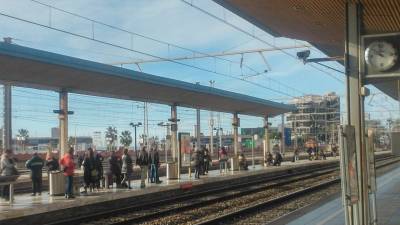 En esta foto de una usuaria se observa el retraso del tren que debía pasar a las 9.36 am. Foto: Silvia Rodríguez/Cedida
