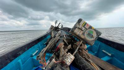 La moto en un cayuco para cruzar de Camerún a Nigeria. Foto: Cedida