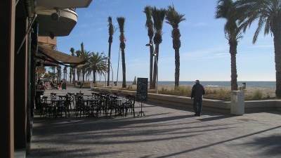 El proyecto contempla poder ampliar la terraza de los locales sobre la arena de la playa. Foto: JMB