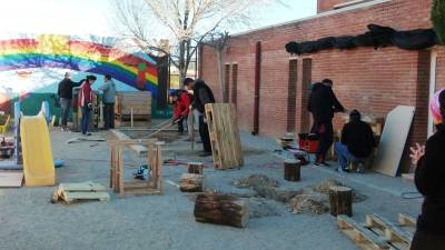 Numerosos padres ayudaron a construir y ordenar el patio de la escuela con diferentes juegos y actividades. Foto: Escola les Cometes