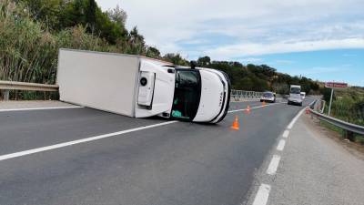 Bolca un camió frigorífic a la carretera d’Alcover a Valls