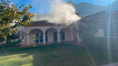 El humo saliendo de la casa donde se produjo el incendio. Foto: Bombers de la Generalitat