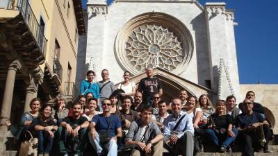 El equipo de Projecte Home Tarragona, frente a la Catedral. Foto: Cedida