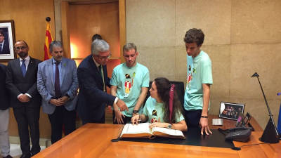 Els pregoners signen el llibre d'honor de l'Ajuntament de Tarragona. Foto: Twitter @SantateclaTGN