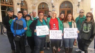 Esther (primera por la izquierda, con el cartel) en una protesta ante el Ayuntamiento. Foto: MARCGUITART