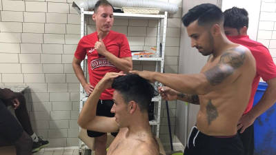 Jorge Díaz le corta el cabello a Ramon Folch en el mismo vestuario del CF Reus. Foto: Twitter