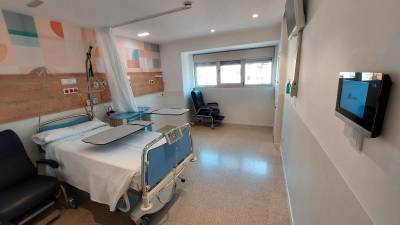 Una de les 16 habitacions reformades de la quarta planta del Pius Hospital de Valls. Foto: Cedida