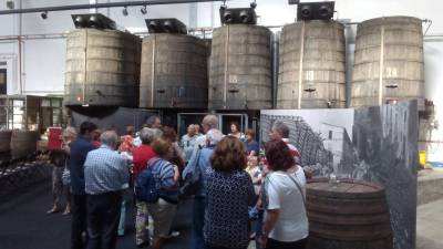 Un grupo de turistas del Imserso visita el Vermut Rofes de Reus para conocer la bebida reusense. Foto: cedida