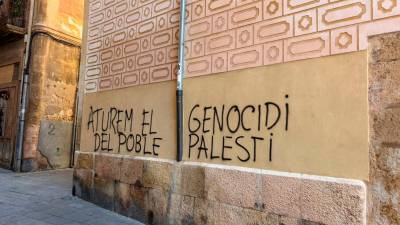 Grafiti en la pared que da a la calle La Nau, de la iglesia de Natzaret. Foto: Cedida