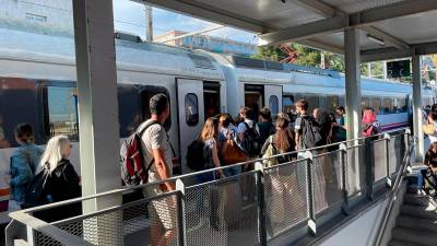 Viajeros ‘enlatados’ y enfadados en Tarragona por un problema de trenes