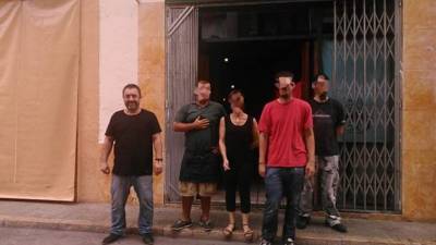Lluís Suñé (izquierda), portavoz de Alternativa Baix Gaià (ABG), en la puerta de Auca Taverna, negocio que bajó la persiana hace unas semanas. Foto: Facebook Auca Taberna