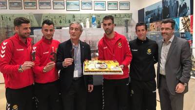 Molina, Tejera, Josep Bertran (Repsol), Reina, Merino y Jordi Virgili (consejero de la SAD grana), con el pastel conmemorativo. Foto: Nàstic