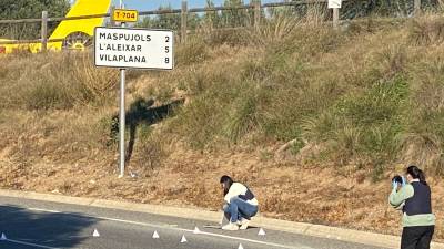 La Policía Científica de Mossos marcando el asfalto en el lugar de posibles pruebas. FOTO: Alfredo González