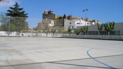La pista deportiva que el Ayuntamiento tiene previsto cubrir y al fondo el castillo medieval que el exalcalde cree que se verá afectado. Foto: JMB