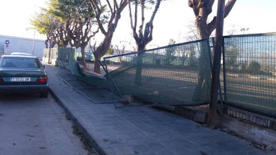 Una tanca perimetral va caure ahir per les fortes ratxes de vent al col·legi del Serrallo. Foto: Àngel Juanpere