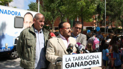 El candidat del PP a Tarragona, Alejandro Fernández, en roda de premsa al davant del col·legi Cèsar August. Foto: ACN