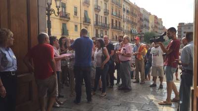 Unas setenta personas se manifiestan en la puerta del Ayuntamiento de Tarragona